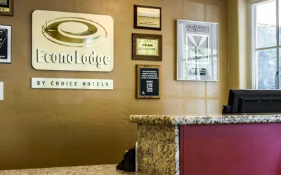 Photo 4 - Econo Lodge Sacramento Convention Center