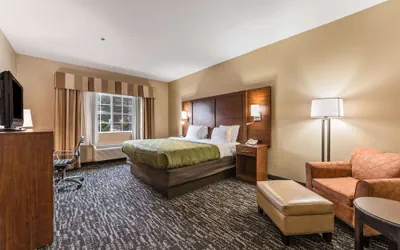 Photo 2 - Quality Inn & Suites Hendersonville - Flat Rock