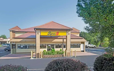 Photo 2 - Super 8 by Wyndham Suwanee