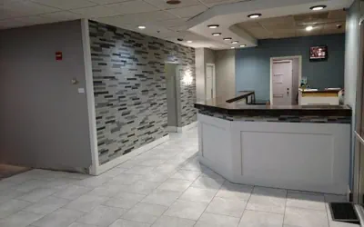 Photo 3 - Travelodge by Wyndham Lincoln Northeast