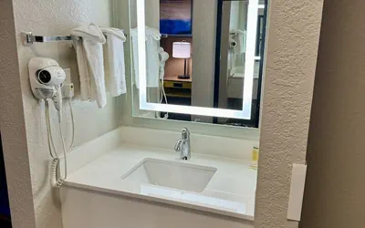 Photo 5 - Days Inn by Wyndham Sarasota I-75