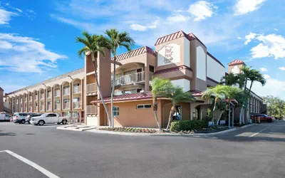 Photo 2 - Red Roof Inn PLUS+ & Suites Naples Downtown-5th Ave S