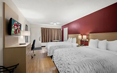 Photo 4 - Red Roof Inn PLUS+ & Suites Naples Downtown-5th Ave S