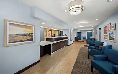 Photo 3 - Red Roof Inn PLUS+ & Suites Naples Downtown-5th Ave S