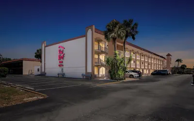 Red Roof Inn PLUS+ & Suites Naples Downtown-5th Ave S