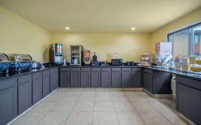 Photo 2 - Days Inn & Suites by Wyndham Waterloo