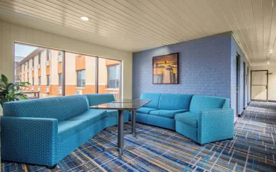 Photo 5 - Days Inn & Suites by Wyndham Waterloo