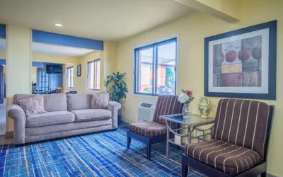 Photo 4 - Days Inn & Suites by Wyndham Waterloo