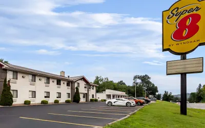 Photo 2 - Super 8 by Wyndham Elkins