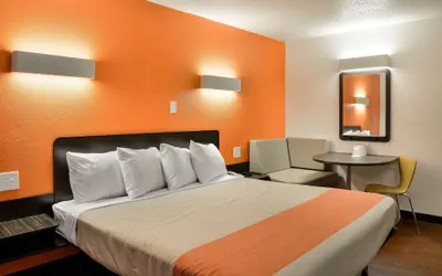 Photo 2 - Motel 6 Toledo, OH