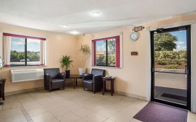Photo 4 - Econo Lodge Spotsylvania Town Center