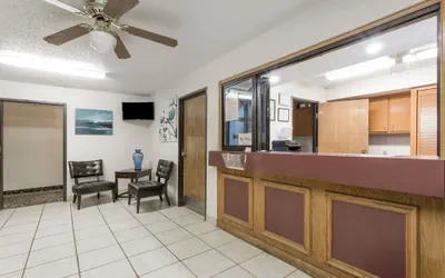 Photo 4 - Super 8 by Wyndham Hampton
