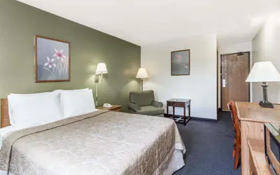 Photo 5 - Super 8 by Wyndham Hampton