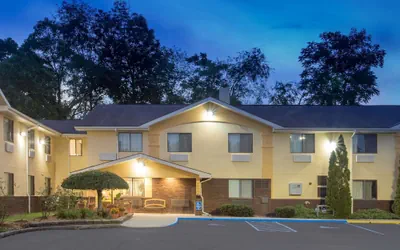 Photo 2 - Super 8 by Wyndham Radford VA
