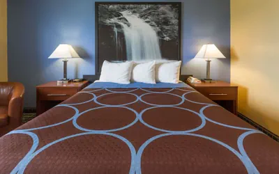 Photo 4 - Super 8 by Wyndham Janesville