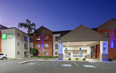Holiday Inn Express & Suites Tulare by IHG