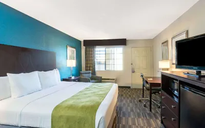 Photo 4 - Days Inn by Wyndham Snyder