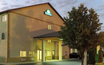 Photo 2 - Days Inn by Wyndham Mount Vernon