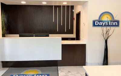 Photo 4 - Days Inn by Wyndham Arlington