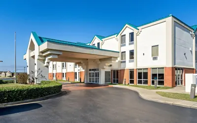 Photo 2 - Days Inn & Suites by Wyndham Ridgeland