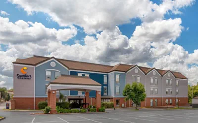 Photo 2 - Comfort Inn & Suites Saint Louis Lafayette Square