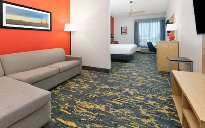 Photo 3 - La Quinta Inn & Suites by Wyndham Dallas - Las Colinas