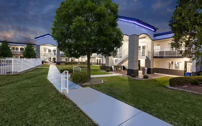 Photo 2 - Days Inn by Wyndham Austintown