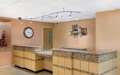 Photo 2 - La Quinta Inn & Suites by Wyndham Springfield South