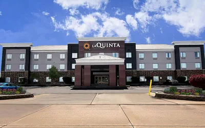 Photo 2 - La Quinta Inn & Suites by Wyndham Pontoon Beach