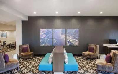 Photo 4 - La Quinta Inn & Suites by Wyndham Pontoon Beach