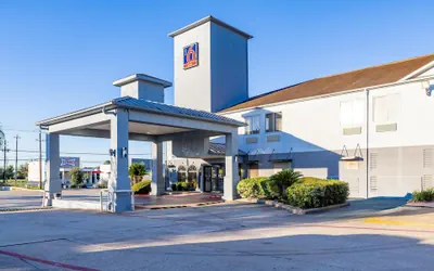 Photo 2 - Studio 6 Suites – Pasadena, TX
