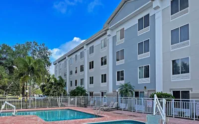 Photo 2 - Comfort Inn & Suites Sarasota I75