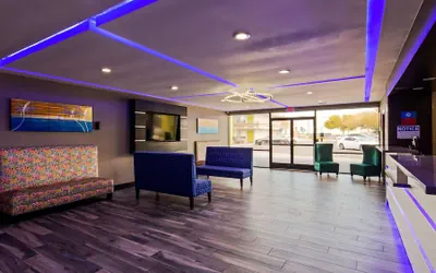 Photo 3 - SureStay Plus Hotel by Best Western Point Richmond