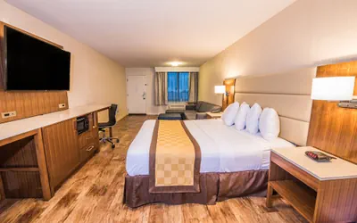 Photo 2 - Travelodge by Wyndham Culver City