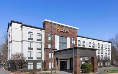 Photo 2 - La Quinta Inn & Suites by Wyndham Mooresville