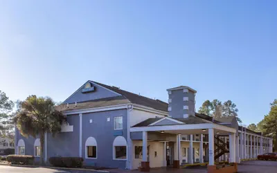 Photo 2 - Days Inn by Wyndham Columbia