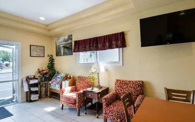 Photo 4 - Econo Lodge West Yarmouth on Cape Cod