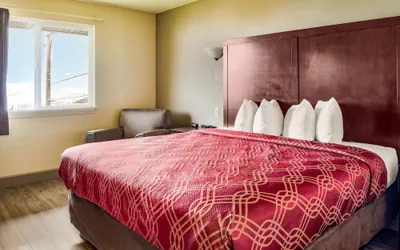 Photo 3 - Econo Lodge Newport