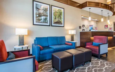 Photo 5 - Comfort Suites Linn County