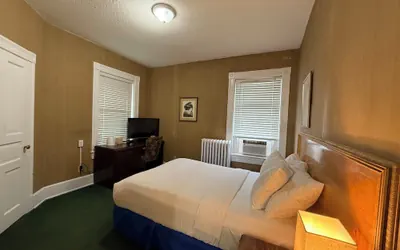 Photo 4 - Windsor Inn Hotel