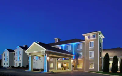 Photo 2 - Holiday Inn Express & Suites New Buffalo by IHG