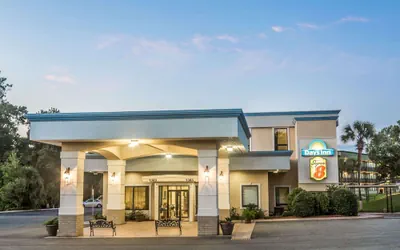 Photo 2 - Super 8 by Wyndham Valdosta Mall