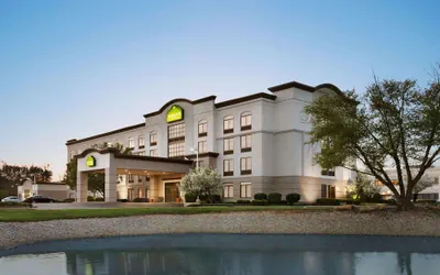 Photo 2 - Wingate by Wyndham - Cincinnati - Blue Ash