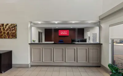 Photo 4 - Red Roof Inn PLUS+ & Suites Atlanta Airport South