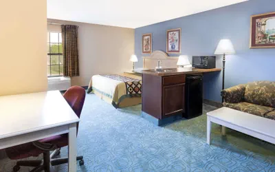Photo 3 - Super 8 by Wyndham Freeport