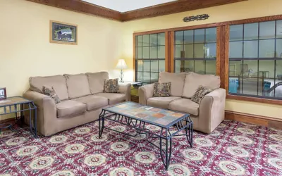 Photo 2 - Super 8 by Wyndham Freeport