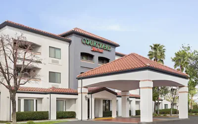 Photo 2 - Courtyard by Marriott Palmdale