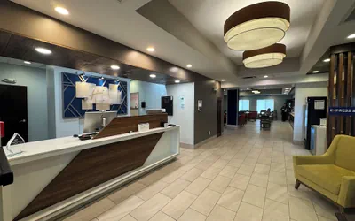 Photo 2 - Holiday Inn Express Hotel & Suites Cincinnati-Blue Ash by IHG