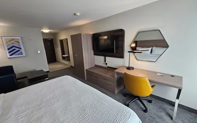 Photo 3 - Holiday Inn Express Hotel & Suites Cincinnati-Blue Ash by IHG