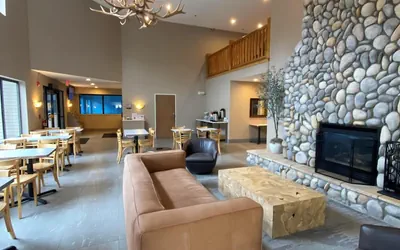 Photo 3 - Beachfront Hotel
